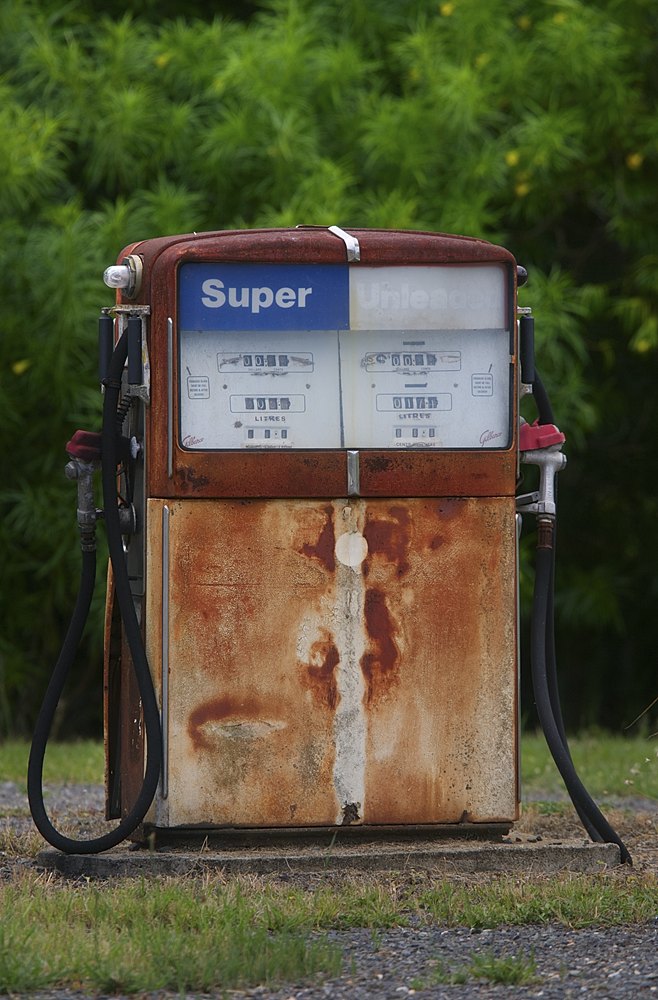 Abandoned fuel pump :: Rosedale, QLD
